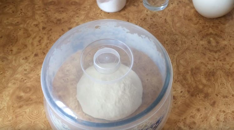 Готовото тесто трябва да престои 3 часа на топло място, за да втаса.