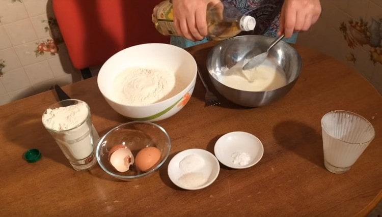Добавете растително масло към кефир с яйце.