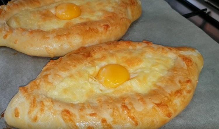 В центъра на печенето правим депресия и в нея изсипваме жълтъка.