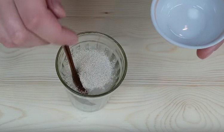 Разтворете маята в топла вода.