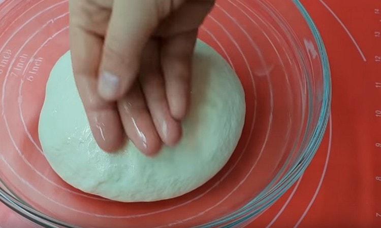 Готовото тесто оставяме в купа, намазана с растително масло.