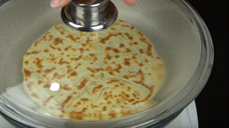 Обърнете продукта от другата страна и покрийте с капак.