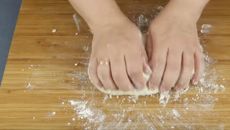 Омесете добре тестото.