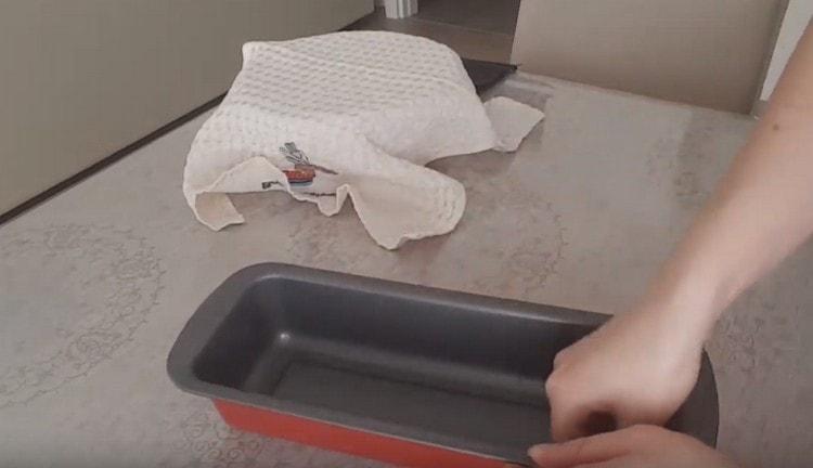 Намажете съда за хляб с растително масло.