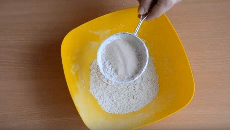 Пресейте мая заедно с брашното.