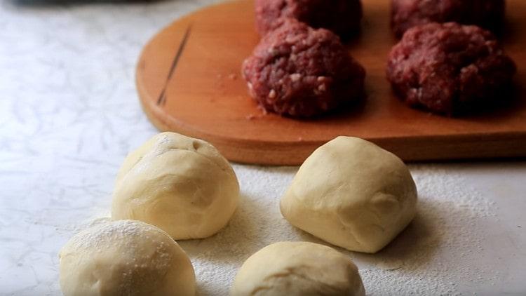 Разделете тестото на 4 парчета, също и каймата.