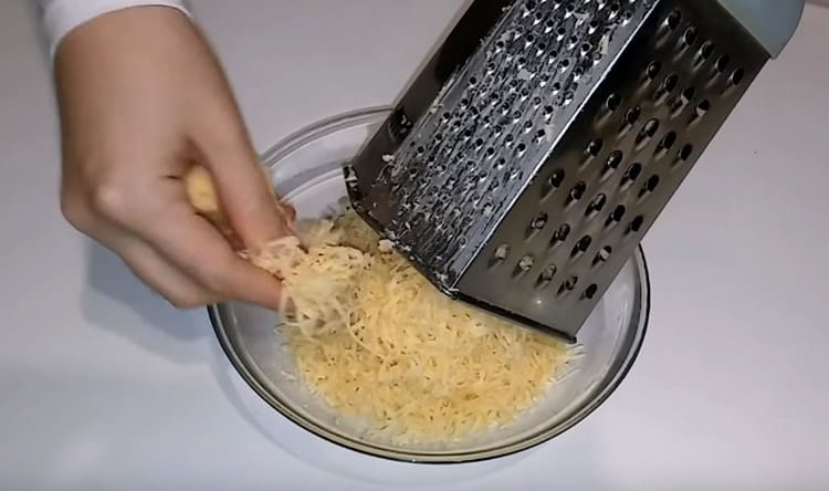 Настържете сиренето.