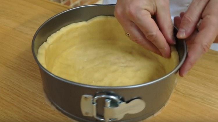 разпределяме тестото във форма и го изравняваме, оформяйки основата със страните.