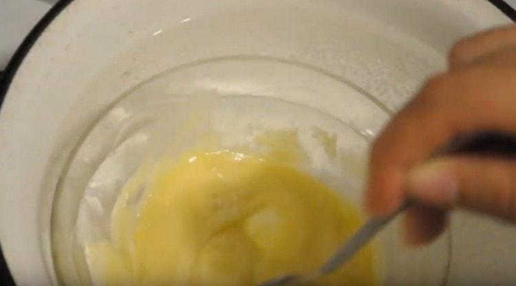 За да приготвите глазурата, разтопете маслото и белия шоколад на водна баня.