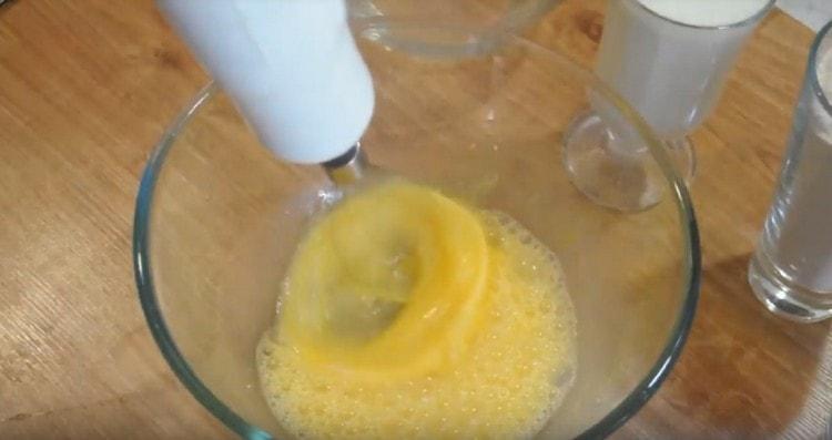 Разбийте яйцата с щипка сол.