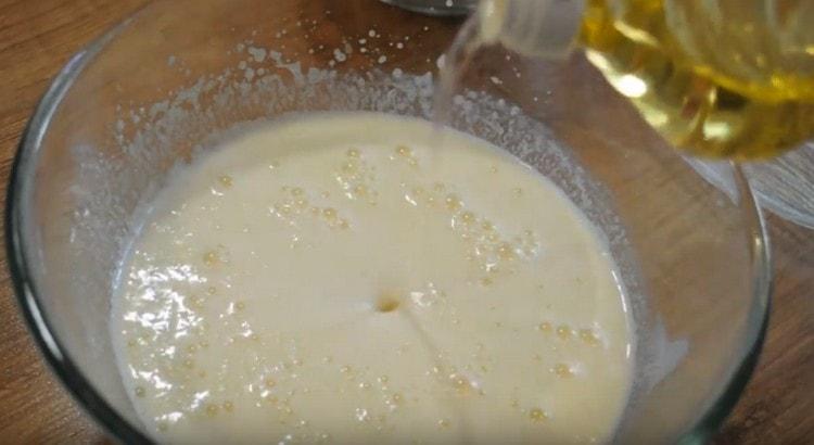 Добавете растително масло към тестото.