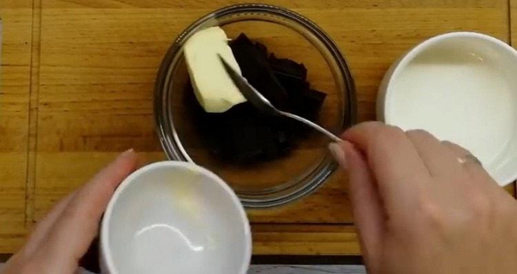 За да приготвите ганаша, комбинирайте останалия шоколад с масло.