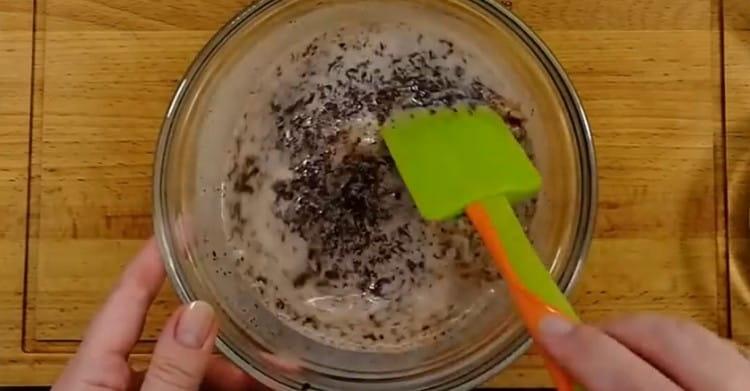 Смесете шоколада с млякото до гладкост.