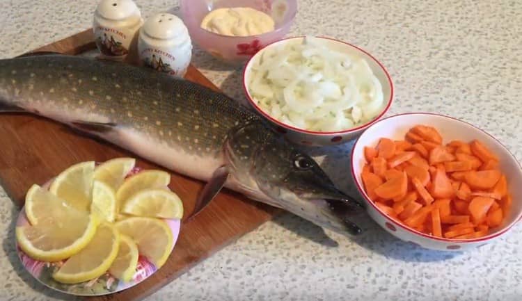 Нарежете лука, моркова, лимона на половин пръстени.