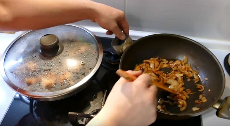 Запържете лука до златисто кафяво.