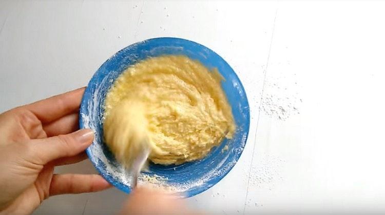 Смелете всичко до еднородна консистенция.