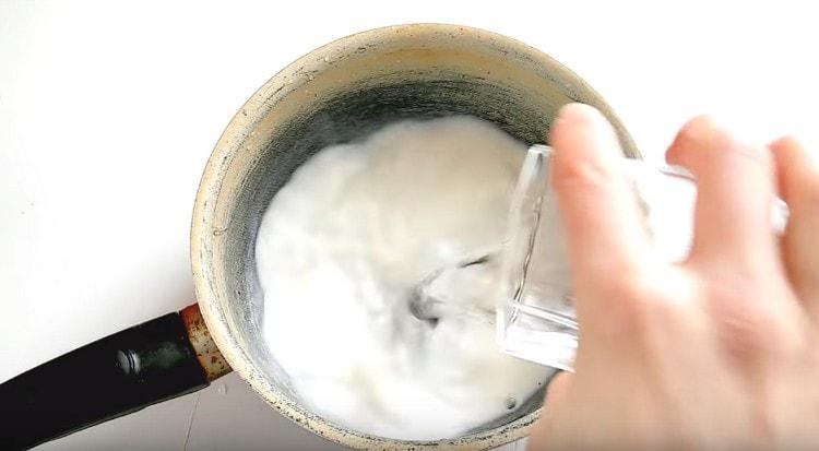 В яхния комбинираме мляко с вода.