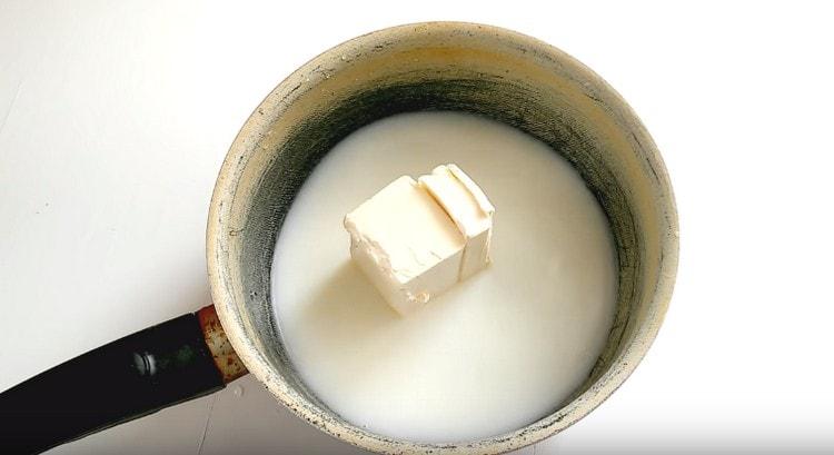 Сложете маслото в смес от вода и мляко.