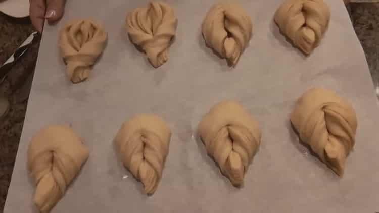 За да направите кифлички от брошки оформете кифлички