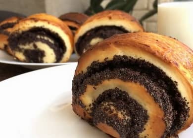 кифлички с маково семе от тесто с мая