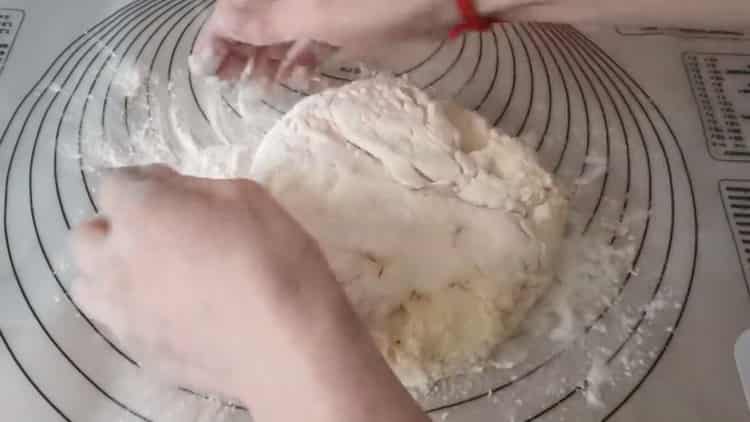 Омесете тестото, за да направите извара на руло