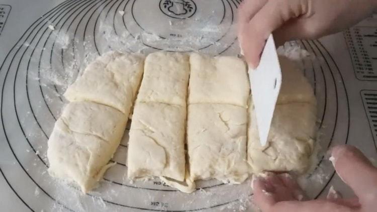 За да направите кифлички с извара, нарежете тестото