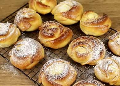 Как да научите как да готвите вкусни кифлички с извара от тесто с мая