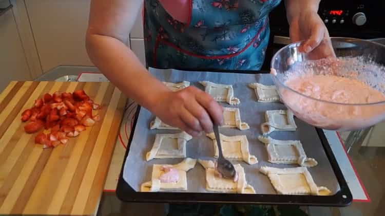 За да приготвите чийзкейки, сложете пълнежа върху тестото