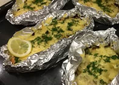 Вкусна розова сьомга, запечена с картофи във фолио във фурната