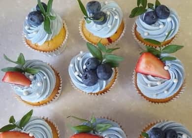 Вкусни деликатни ванилови тарталети с пълнеж от сладко от касис