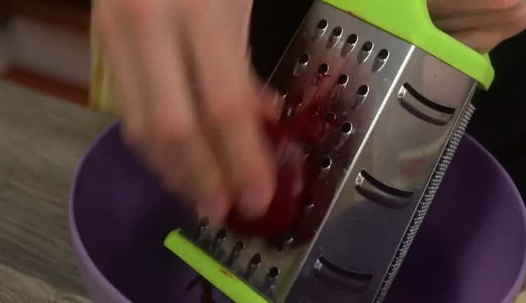 За да готвите карпачо от сьомга, настържете цвекло