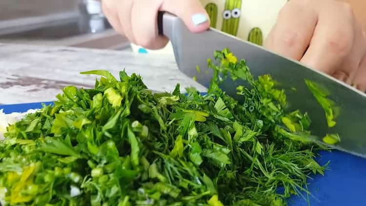 За да приготвите картофени питки, нарязайте зелените