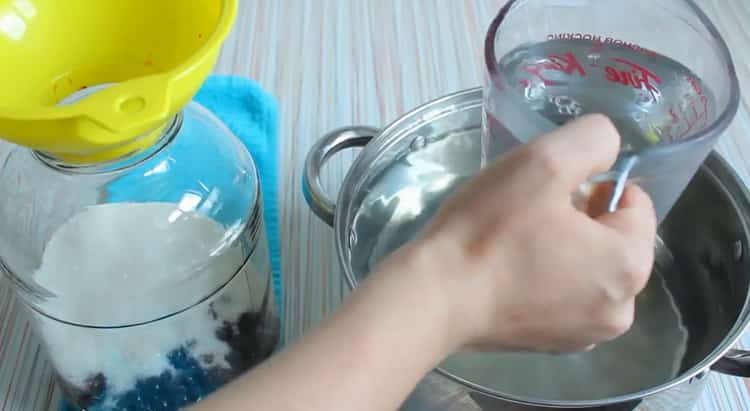 За да направите компот от касис, добавете вода