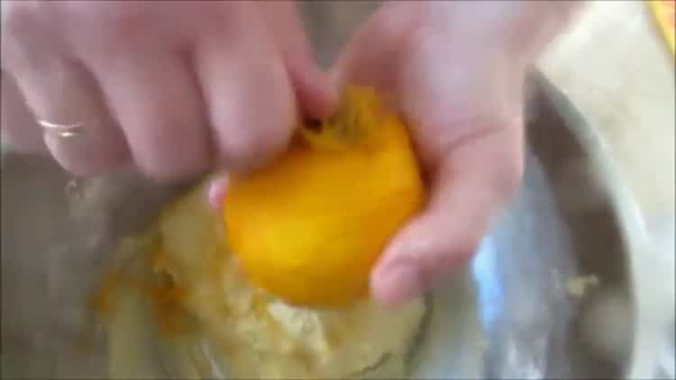За да приготвите великденската, кралска торта, обелете жар