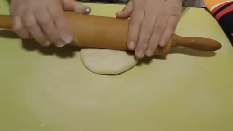 За да направите плоски питки на вода, разточете тестото