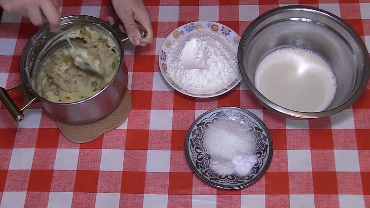 Смесете съставките за палачинките с картофи.