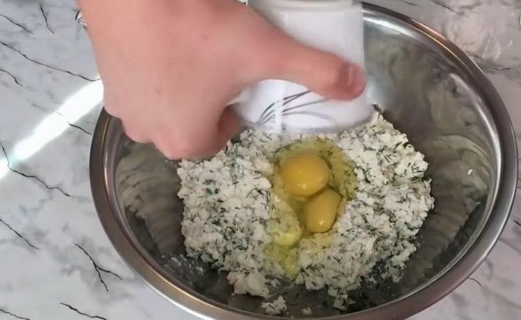 За да направите торти с извара, добавете яйца към изварата