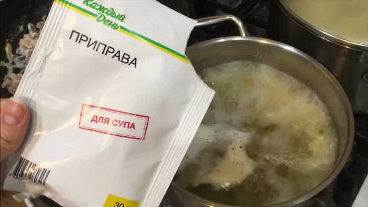 За да направите тестени изделия със заквасена сметана, добавете подправка