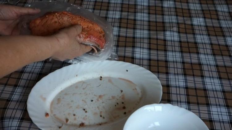 За осолена розова сьомга сложете рибата в торба