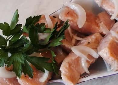 Вкусна маринована розова сьомга у дома