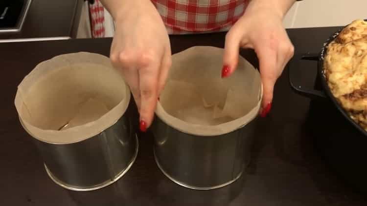 За да направите шоколадова торта, пригответе форми
