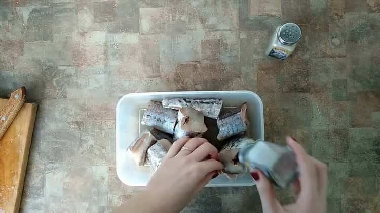 За готвене минтая със зеленчуци, осолете рибата