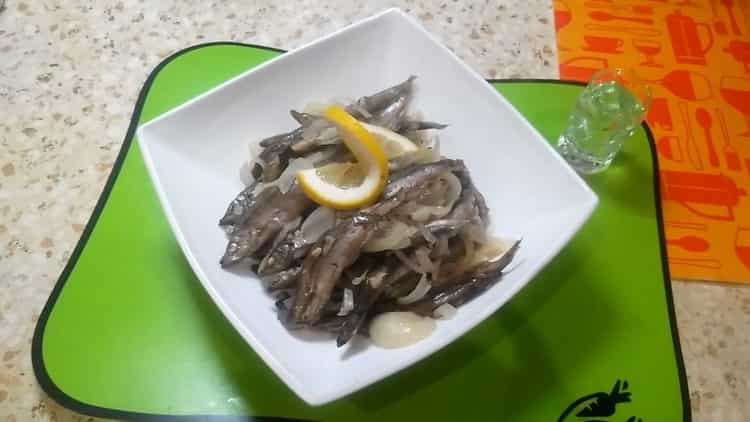 Капелин задушен с лук в тиган - бързо и вкусно