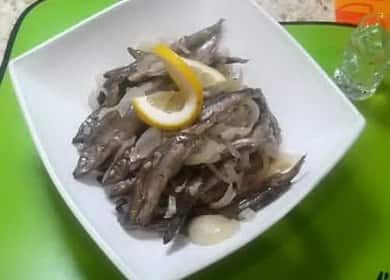 Капелин задушен с лук в тиган - бързо и вкусно