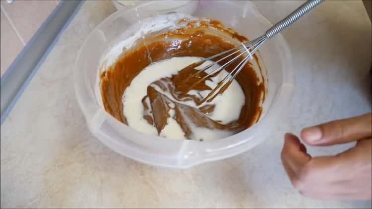 Смесете съставките за приготвяне на пълнежа.