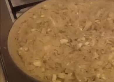 Как да научите как да приготвите вкусен пълнеж за пайове от прясно зеле