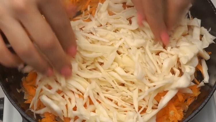 За да приготвите гарнитурата за пържени пайове, нарежете зелето