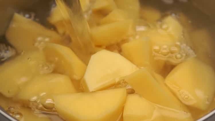 За да приготвите гарнитурата за пържени пайове, сварете картофите