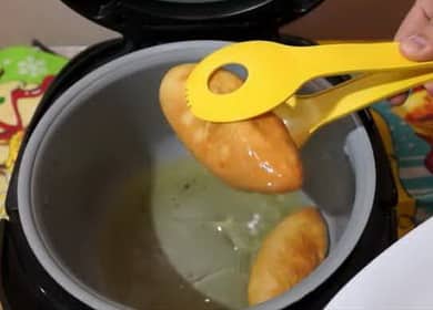 Как да научите как да готвите вкусни пайове в бавна готварска печка