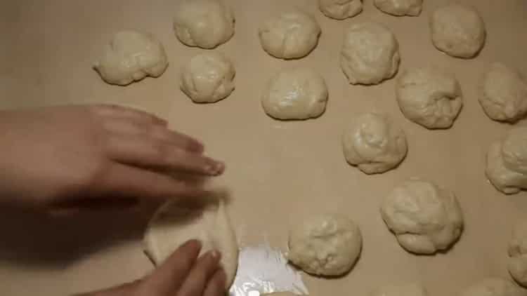 Разделете тестото, за да направите месни банички